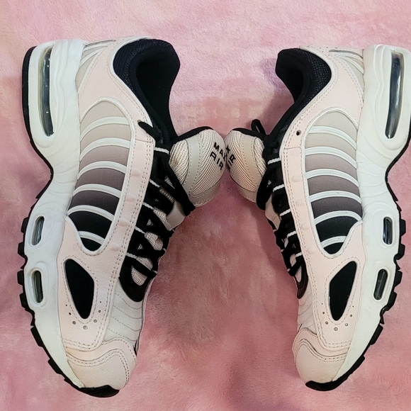 Nike Pale Pink, Navy and White Air Max - Picture 2 of 7